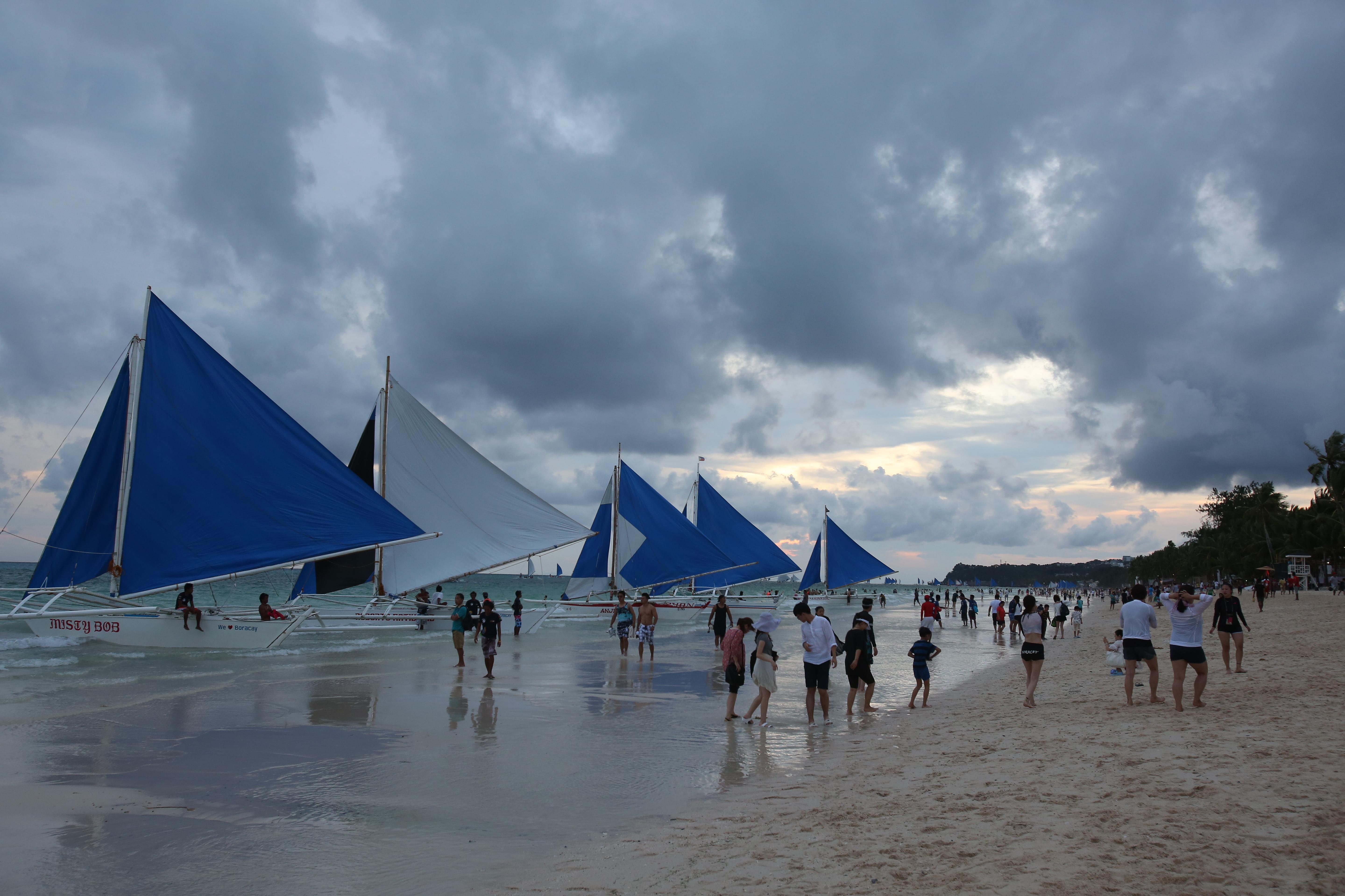 Resort Crown Regency Manoc-Manoc