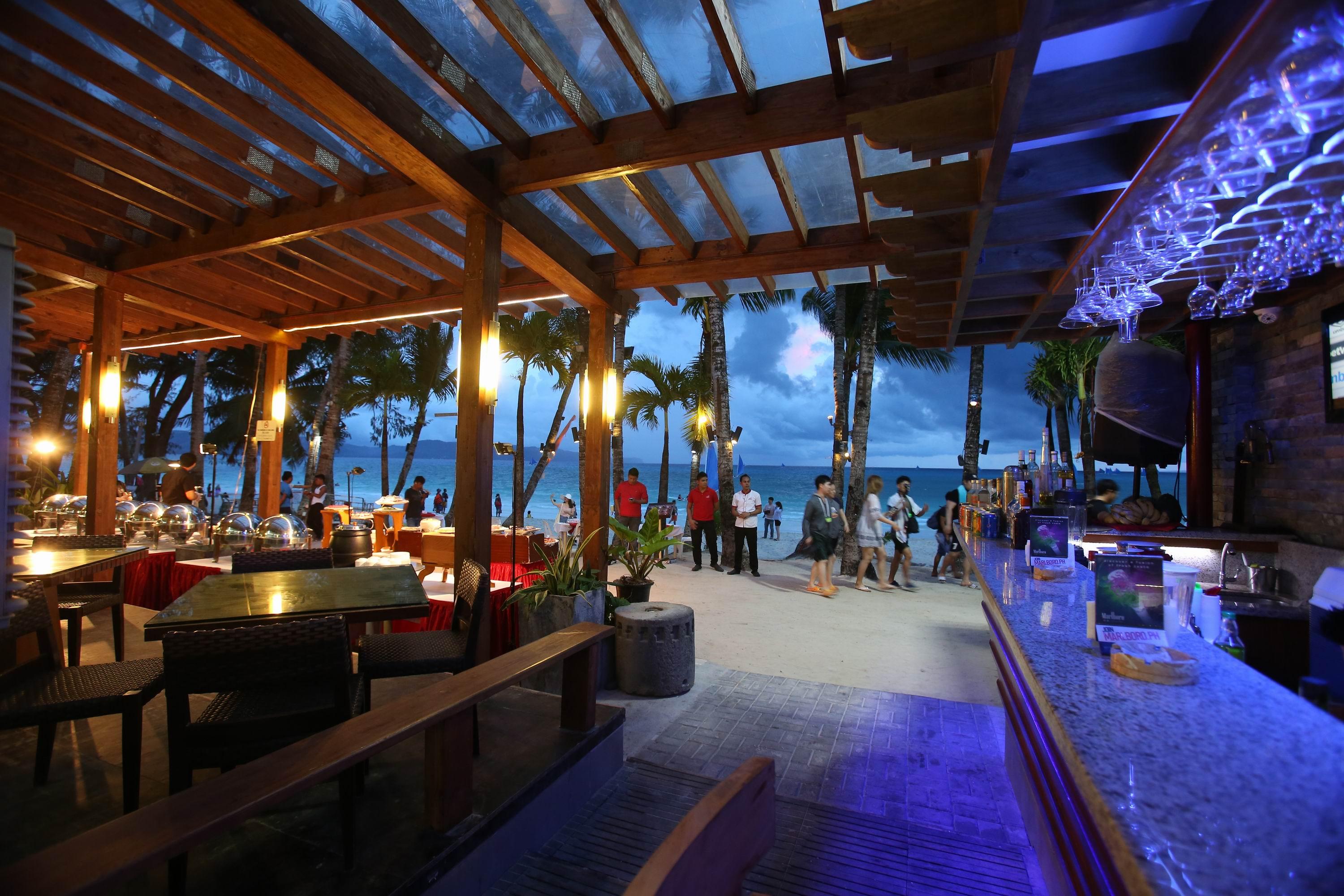 Crown Regency Resort Manoc-Manoc