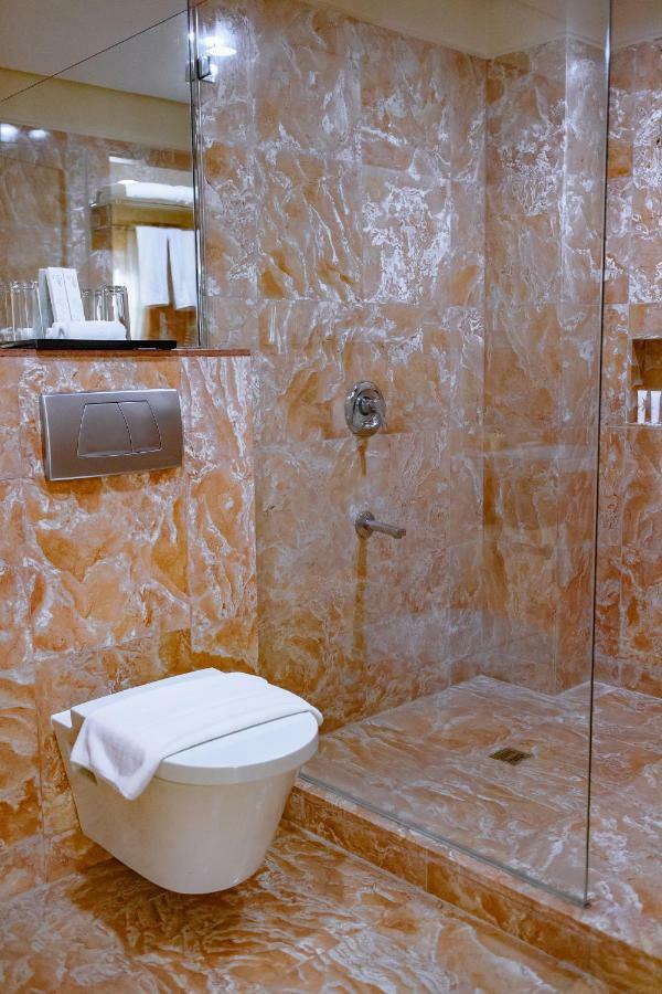Crown Regency 3* Manoc-Manoc